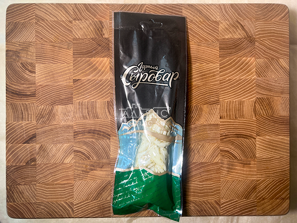 Сыр 100 гр ГОРНЫЙ СЫРОВАР (Косичка с укропом и чесноком) в Новокуйбышевске